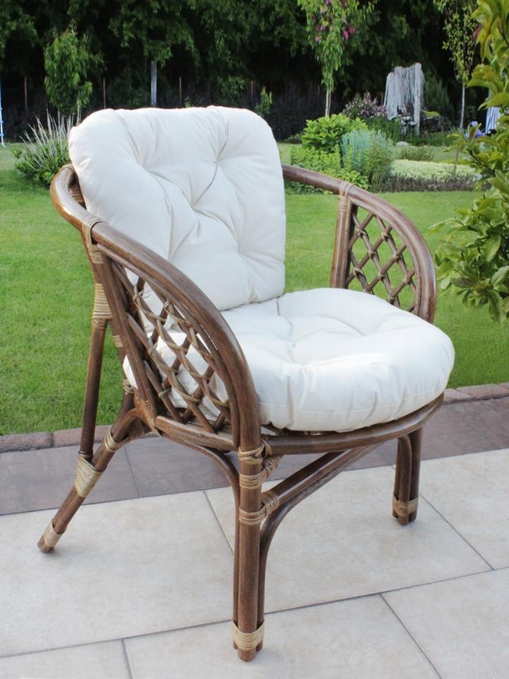 Rattanowe donice w ogrodzie