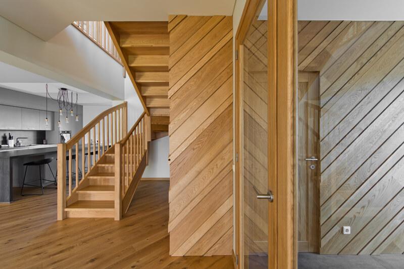 Drewniane ścianki działowe jako klucz do naturalnej elegancji w wystroju wnętrz