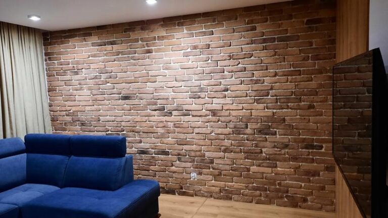 Ożyw swoje wnętrze: Efektowny akcent z modną cegłą na ścianie za telewizorem w salonie