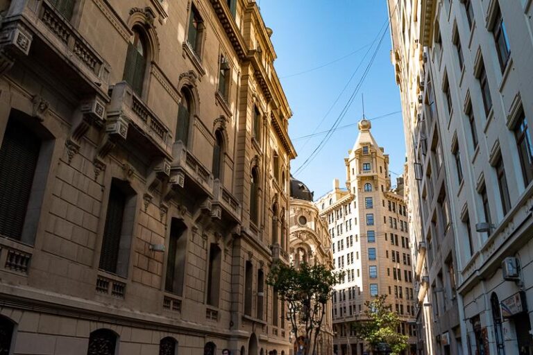 Chilijskie innowacje budowlane: jak okna odporne na trzęsienia ziemi zmieniają krajobraz architektury