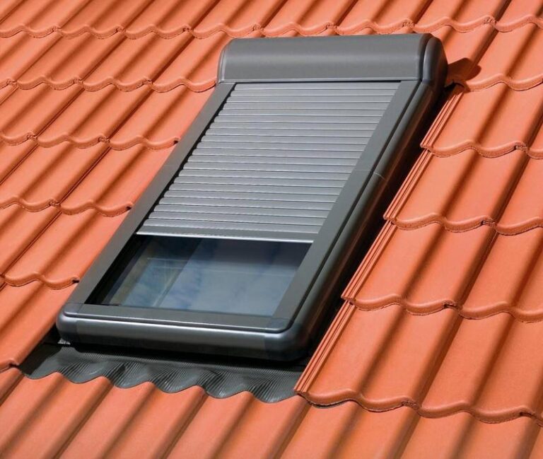 Drewniane czy plastikowe okno dachowe do łazienki? Kluczowe porównanie dla Twojego wnętrza