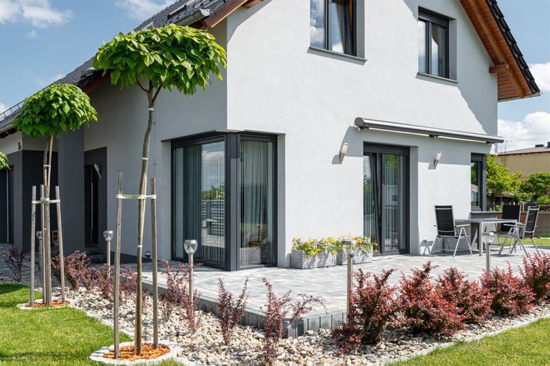 Stylowe parapety wewnętrzne do okien antracyt – porady i inspiracje, które zachwycą
