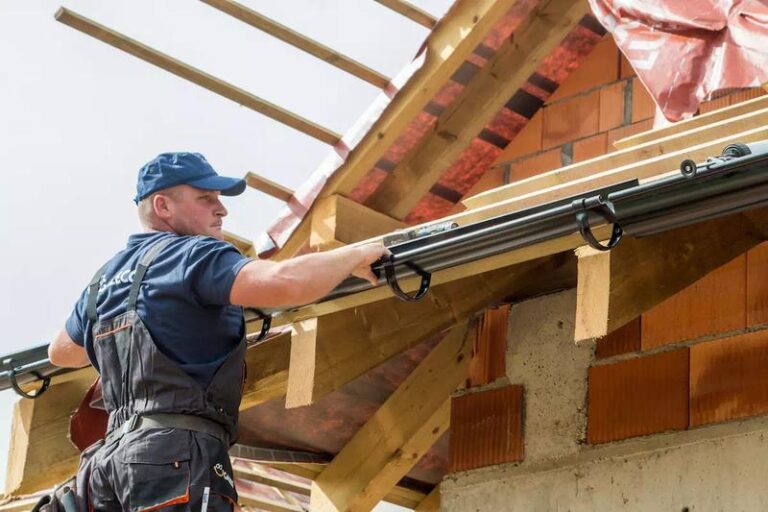 Ile naprawdę zapłacisz za montaż rynien w 2025 roku? Sprawdź koszty w Polsce!