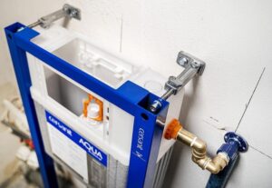 Przewodnik po kosztach: Ile wydasz na montaż stelaża WC?