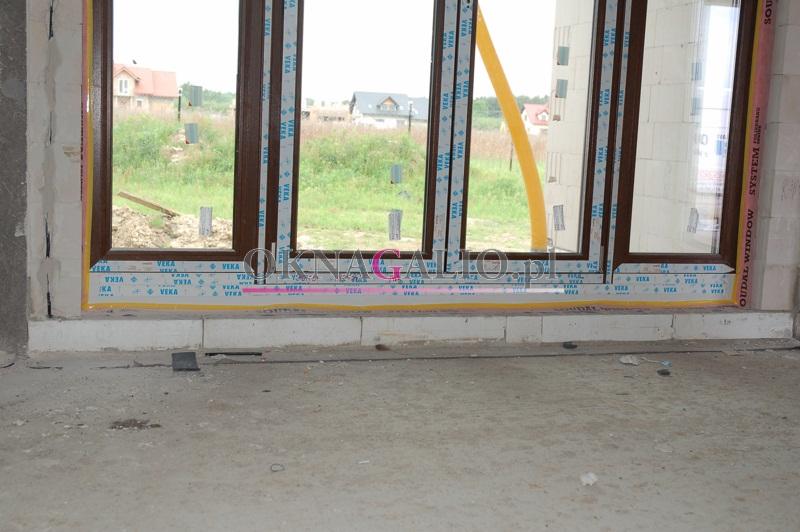 Montaż okna balkonowego