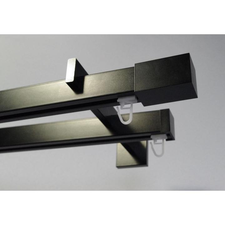 Stylowe wnętrza z czarnym karniszem: modne inspiracje i pomysły aranżacyjne