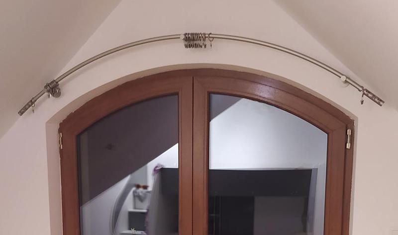 Karnisz łukowy we wnętrzu – czy to elegancki detal, czy tylko zbędny dodatek?