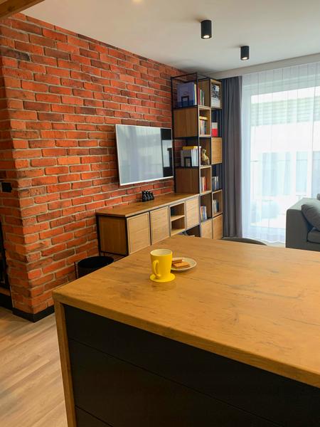 Układanie cegły z fugą