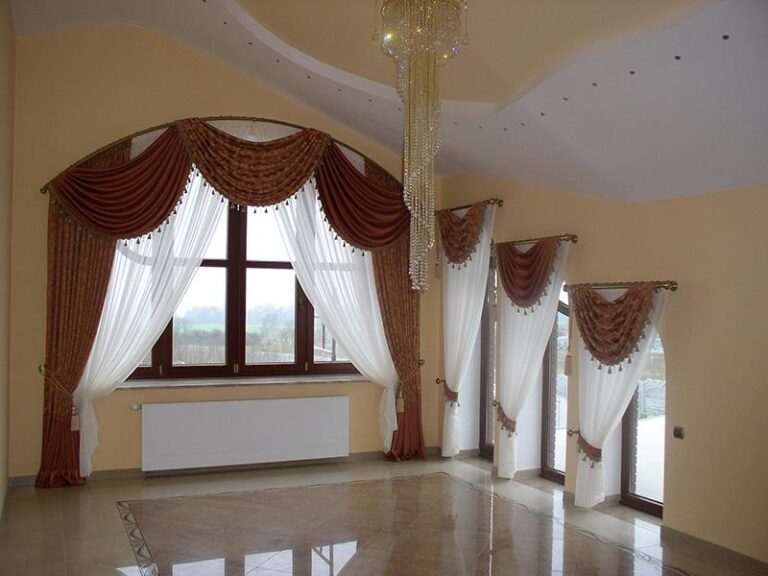 Stylowe rozwiązania dla Twoich okien: jak firany, panele i ekrany dodadzą charakteru wnętrzu?