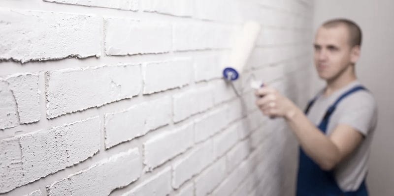 Zmień swoje wnętrze: Jak trwale i efektownie pomalować cegłę gipsową – najlepsze farby i porady