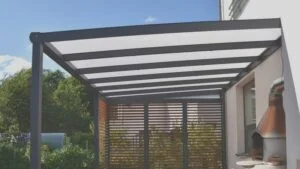 Drewniane zadaszenie tarasu – elegancja i komfort przez cały sezon