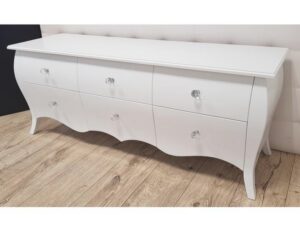 Komoda glamour – elegancki sposób na luksusowy salon