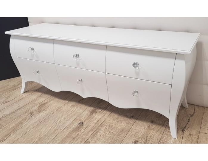 Komoda glamour – elegancki sposób na luksusowy salon