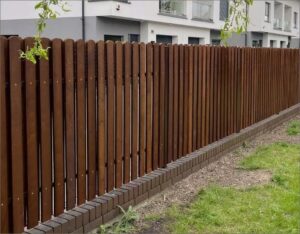 Ogrodzenie dla koni drewniane – jakie wybrać dla bezpieczeństwa i trwałości?