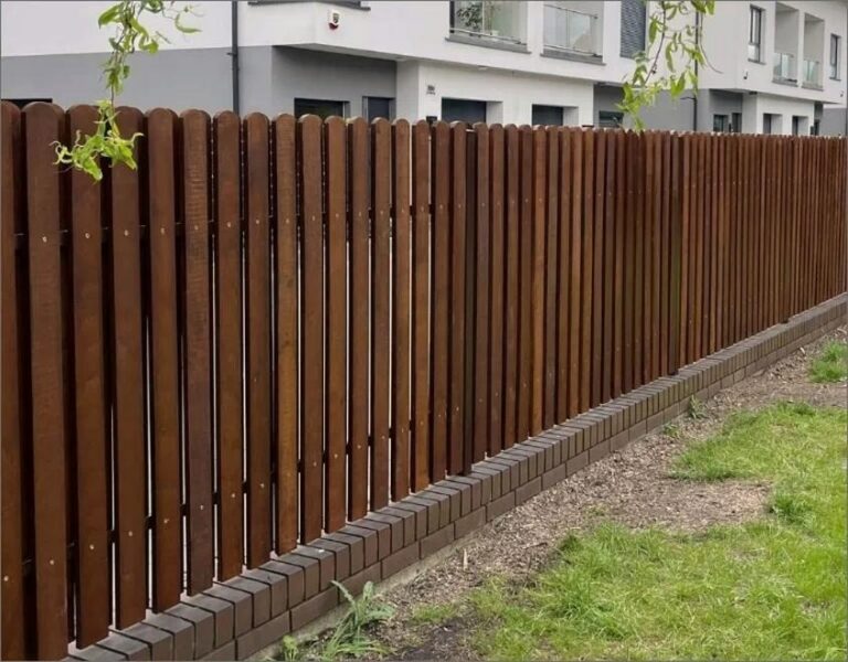 Ogrodzenie dla koni drewniane – jakie wybrać dla bezpieczeństwa i trwałości?