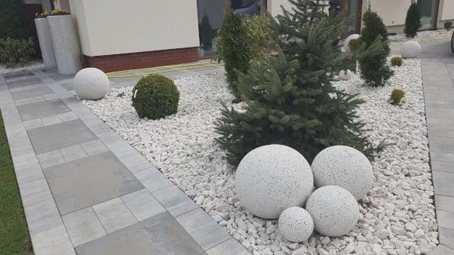 Betonowe kule do ogrodu – pomysły na stylową aranżację
