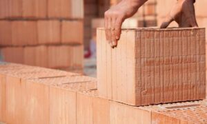 Ile waży cegła? Różnice między cegłą pełną, dziurawką i klinkierem