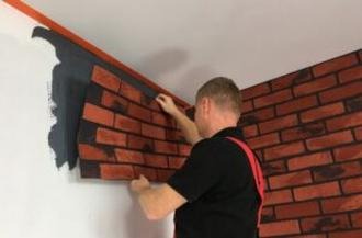 Jak zrobić imitację cegły na ścianie? Efekt bez murowania