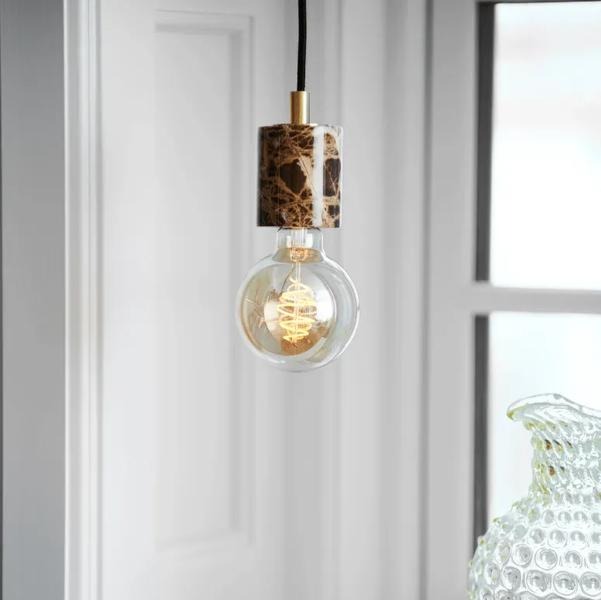 Lampa żarówka na kablu – minimalistyczne oświetlenie, które odmienia wnętrze